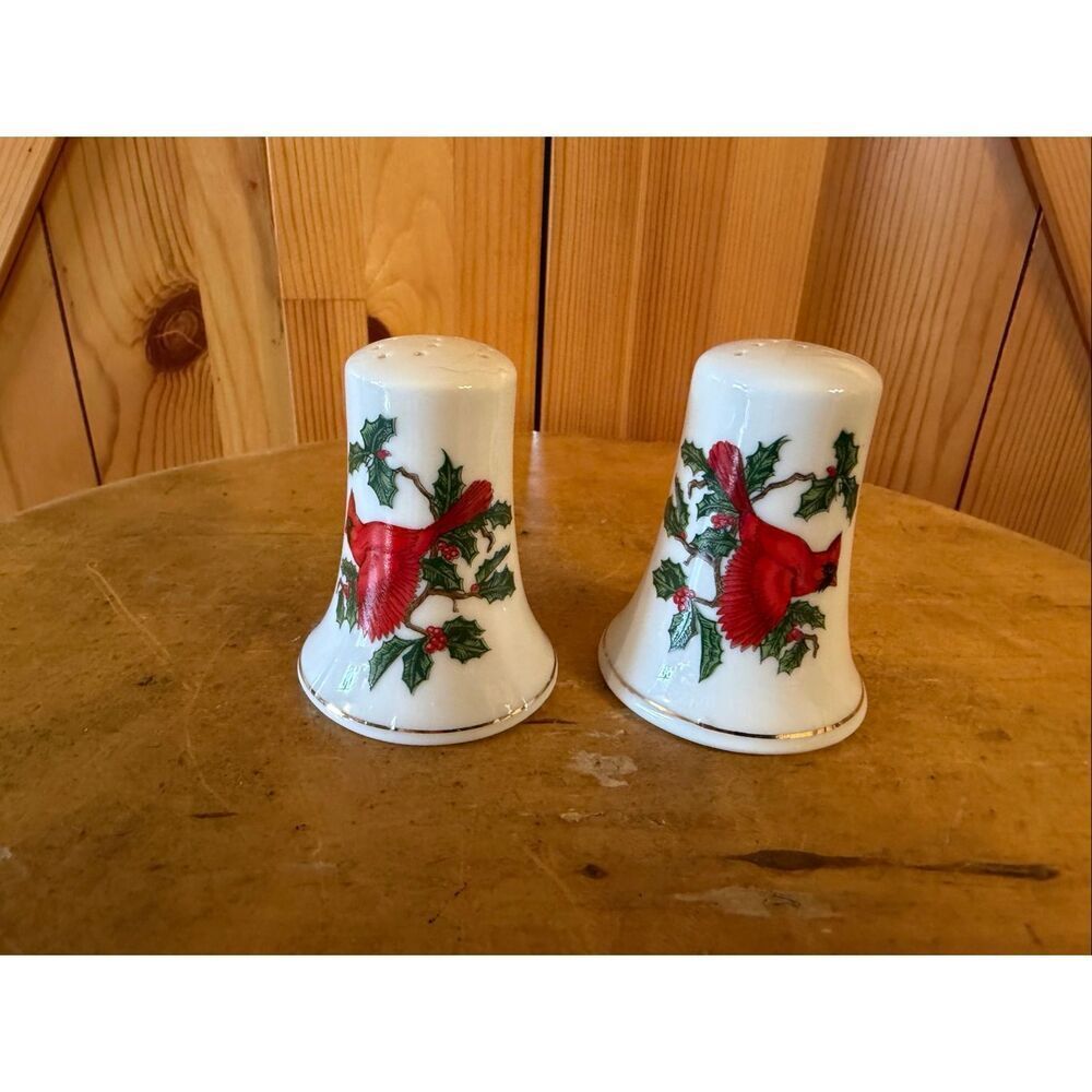 VINTAGE PAIR LEFTON CHRISTMAS CARDINAL SALT AND PEPPER SHAKERS WITH GOLD TRIM (7
